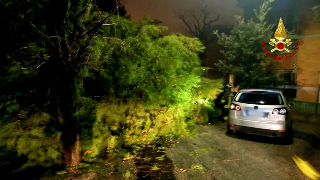 Falconara Marittima - Alberi caduti su auto in sosta: strada bloccata nella notte